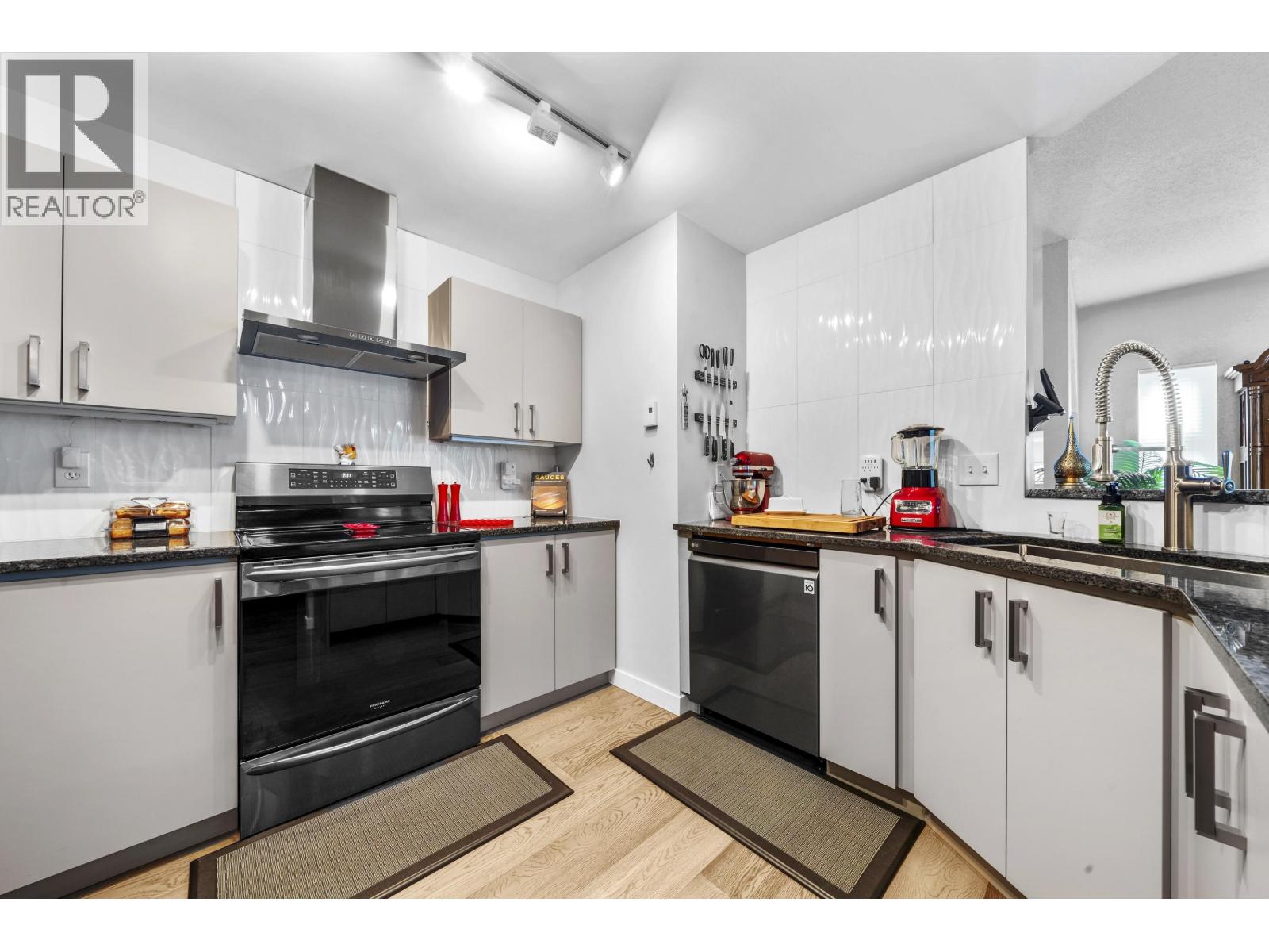 Photo 13 of 66 2422 Hawthorne Avenue, Port Coquitlam BC