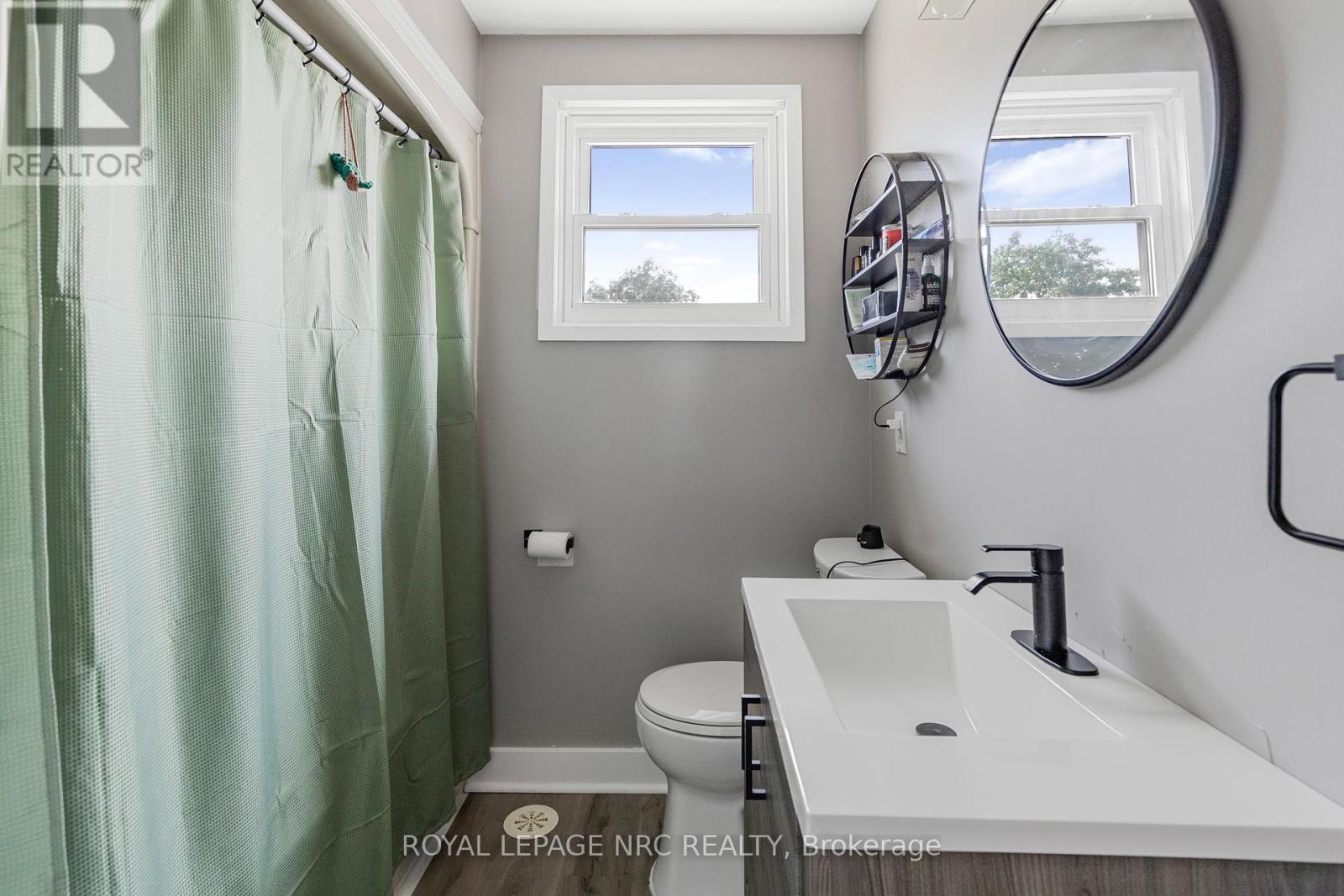 Photo 39 of 4 Cline Road, Grimsby ON