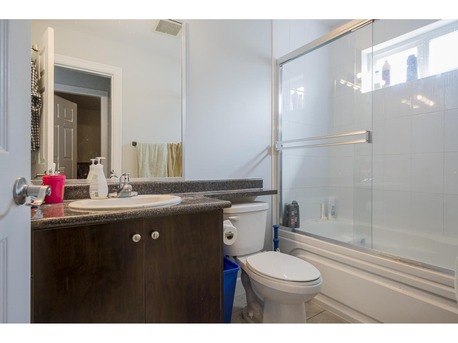 Photo 8 of 19090 68 Avenue, Surrey BC