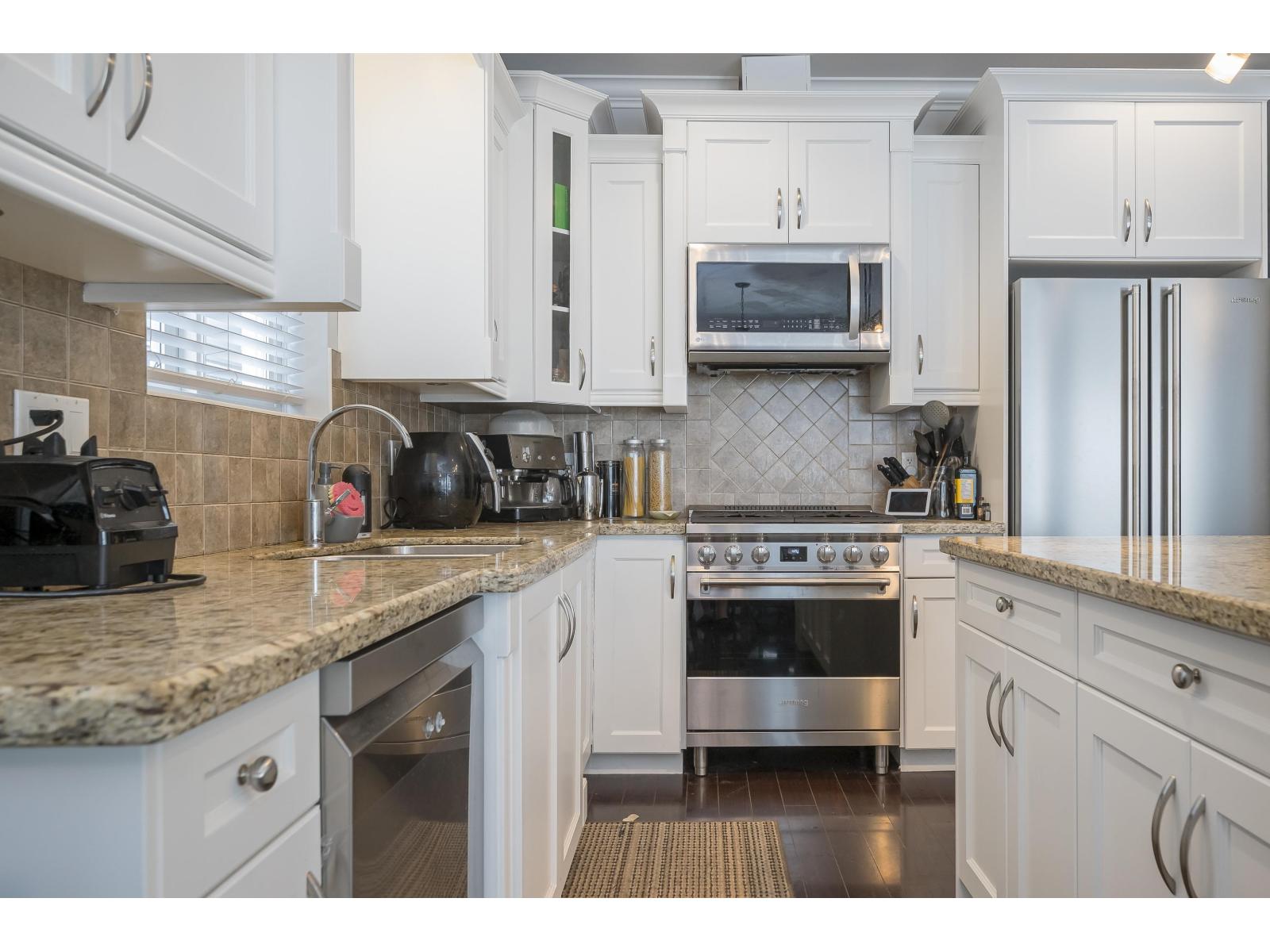 Photo 5 of 19090 68 Avenue, Surrey BC