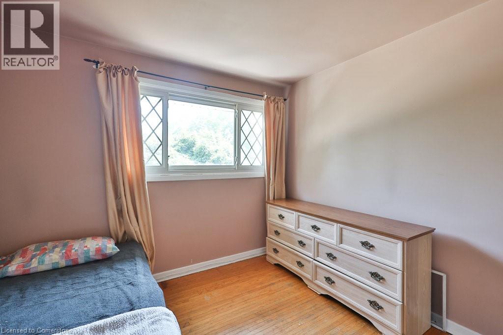 Photo 11 of 37 Sunrise Crescent, Dundas ON