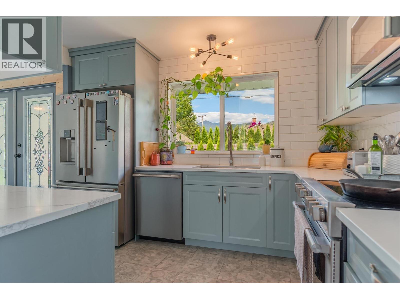 301 SYLVIA Crescent, Trail