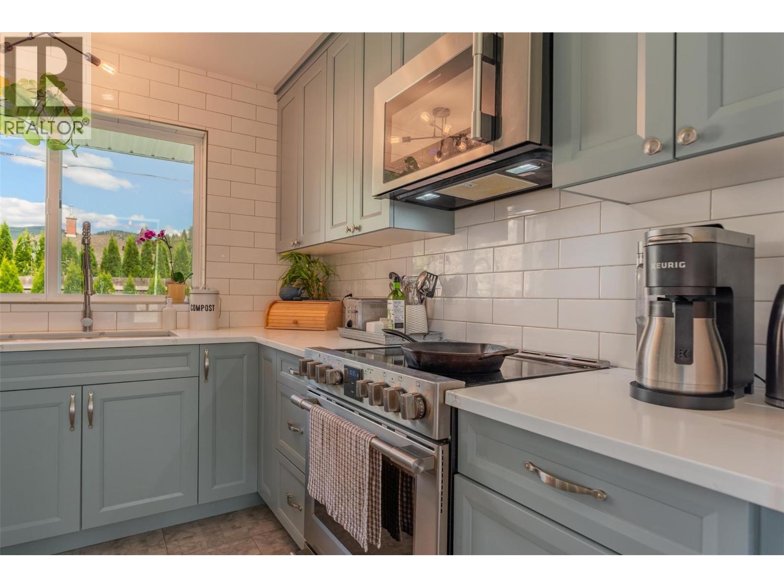 301 SYLVIA Crescent, Trail