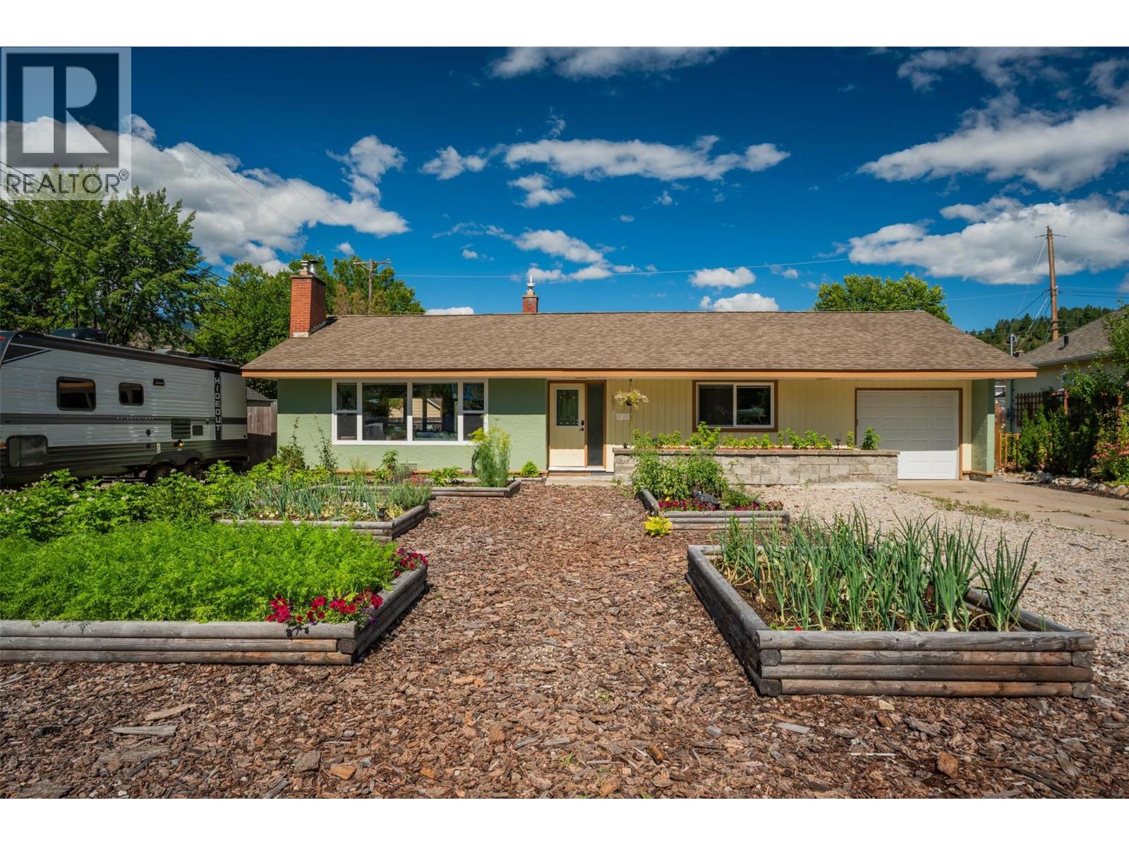 301 SYLVIA Crescent, Trail