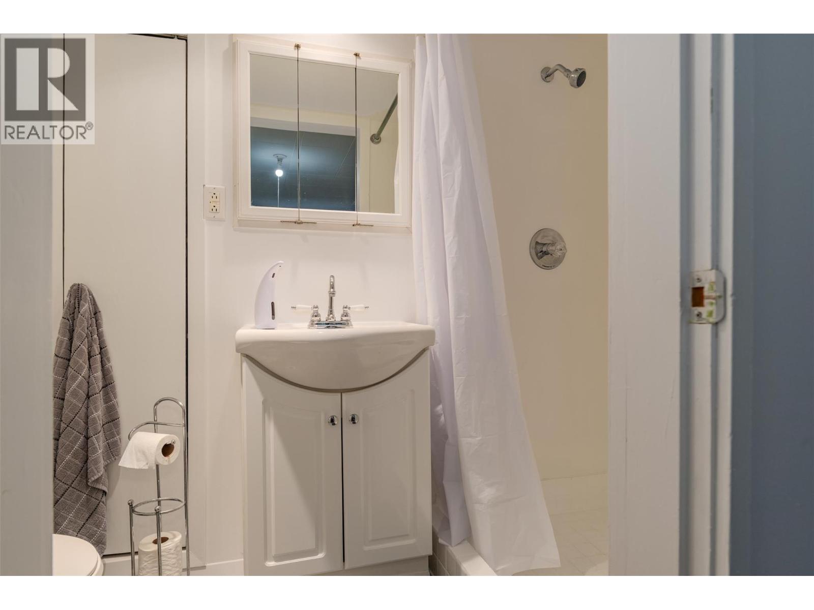 301 SYLVIA Crescent, Trail