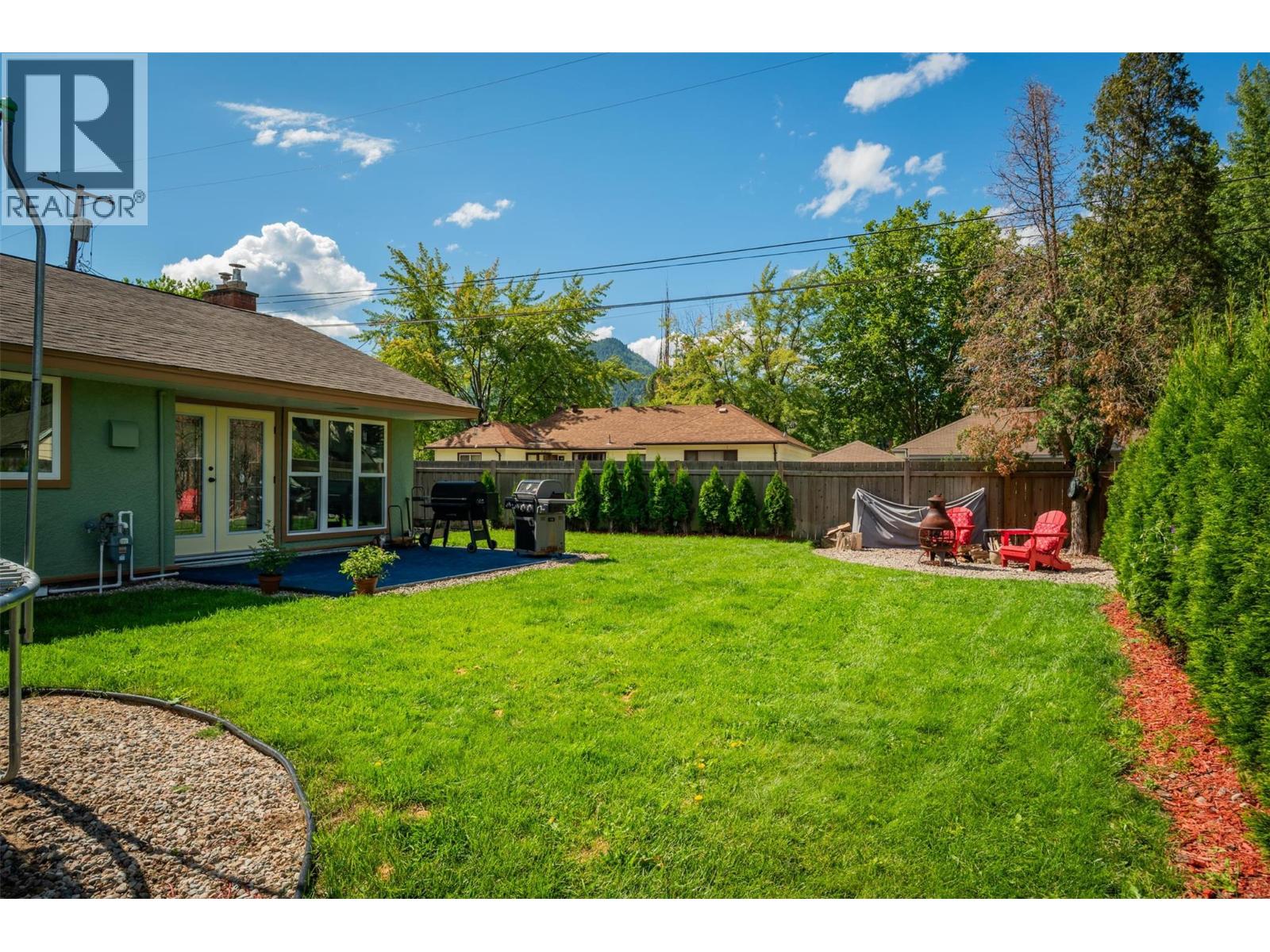 301 SYLVIA Crescent, Trail