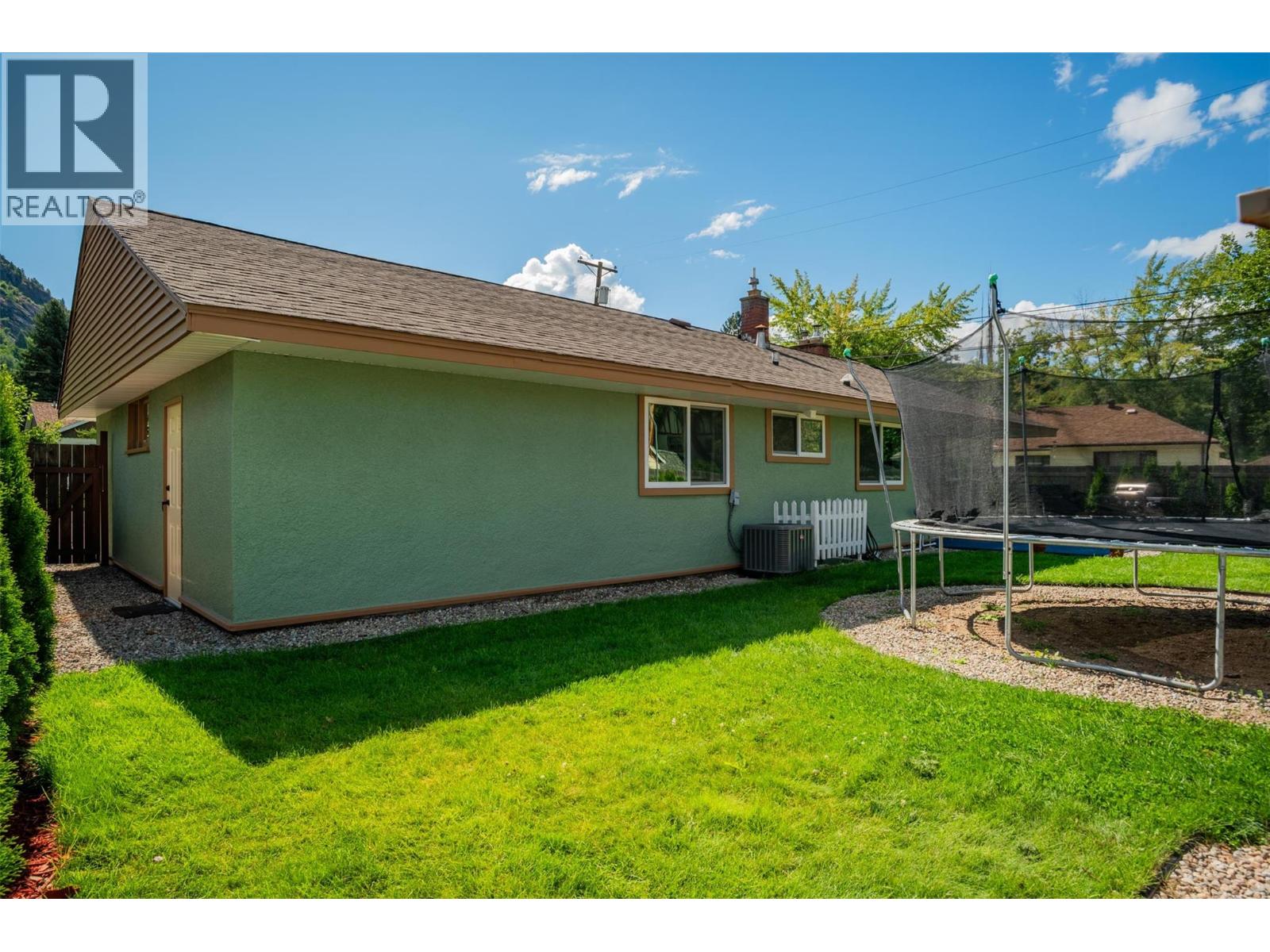 301 SYLVIA Crescent, Trail