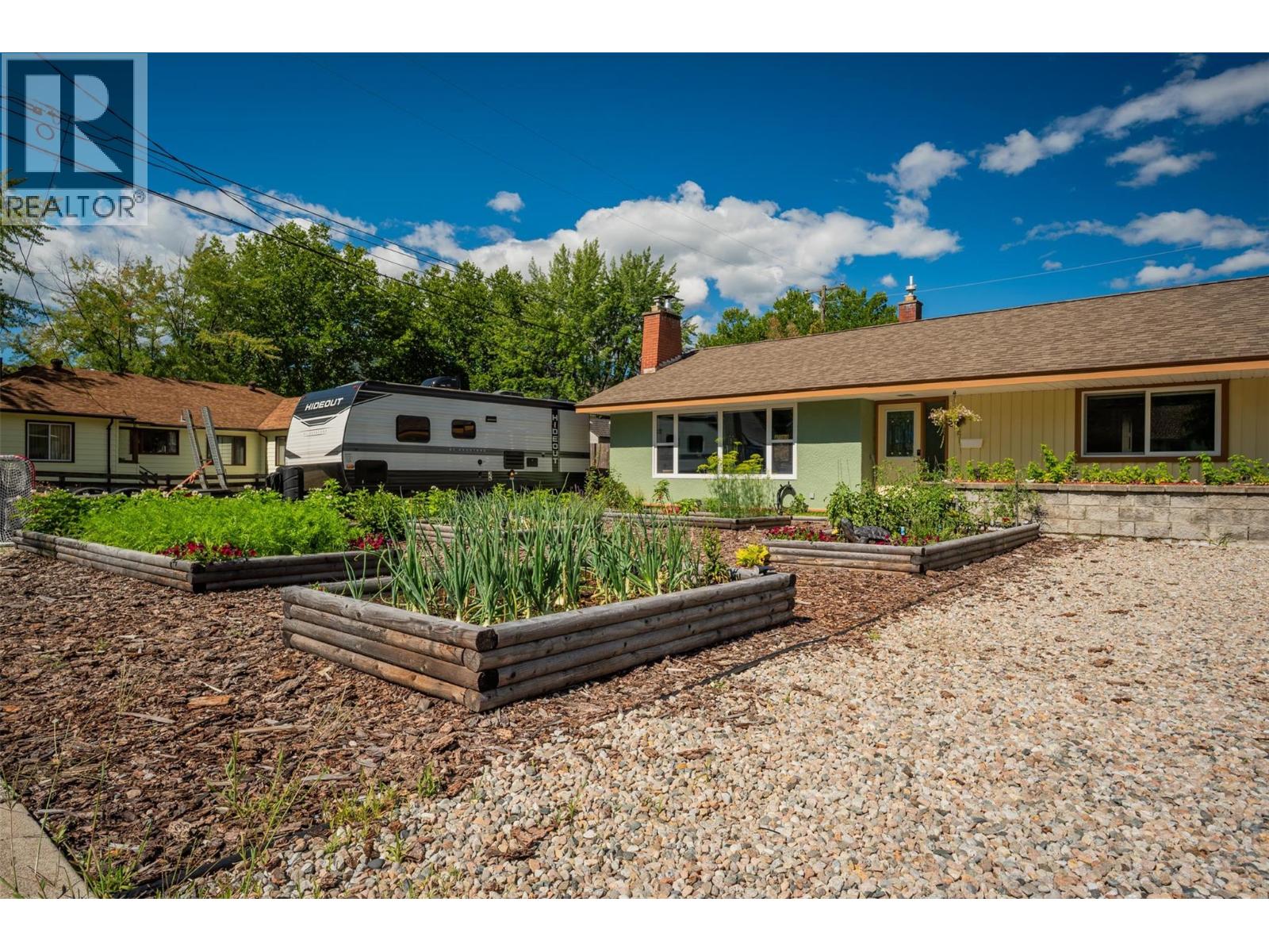 301 SYLVIA Crescent, Trail
