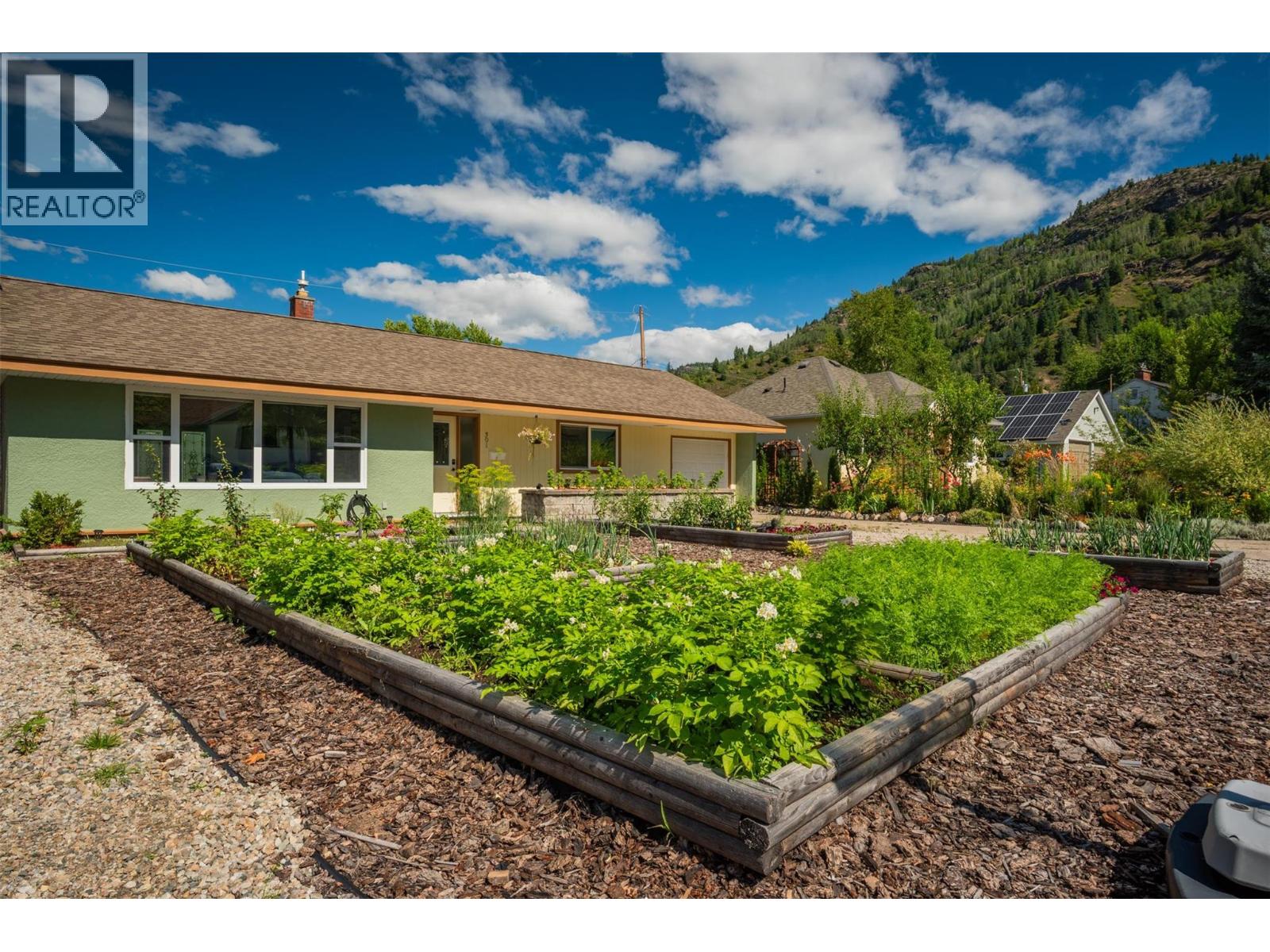 301 SYLVIA Crescent, Trail