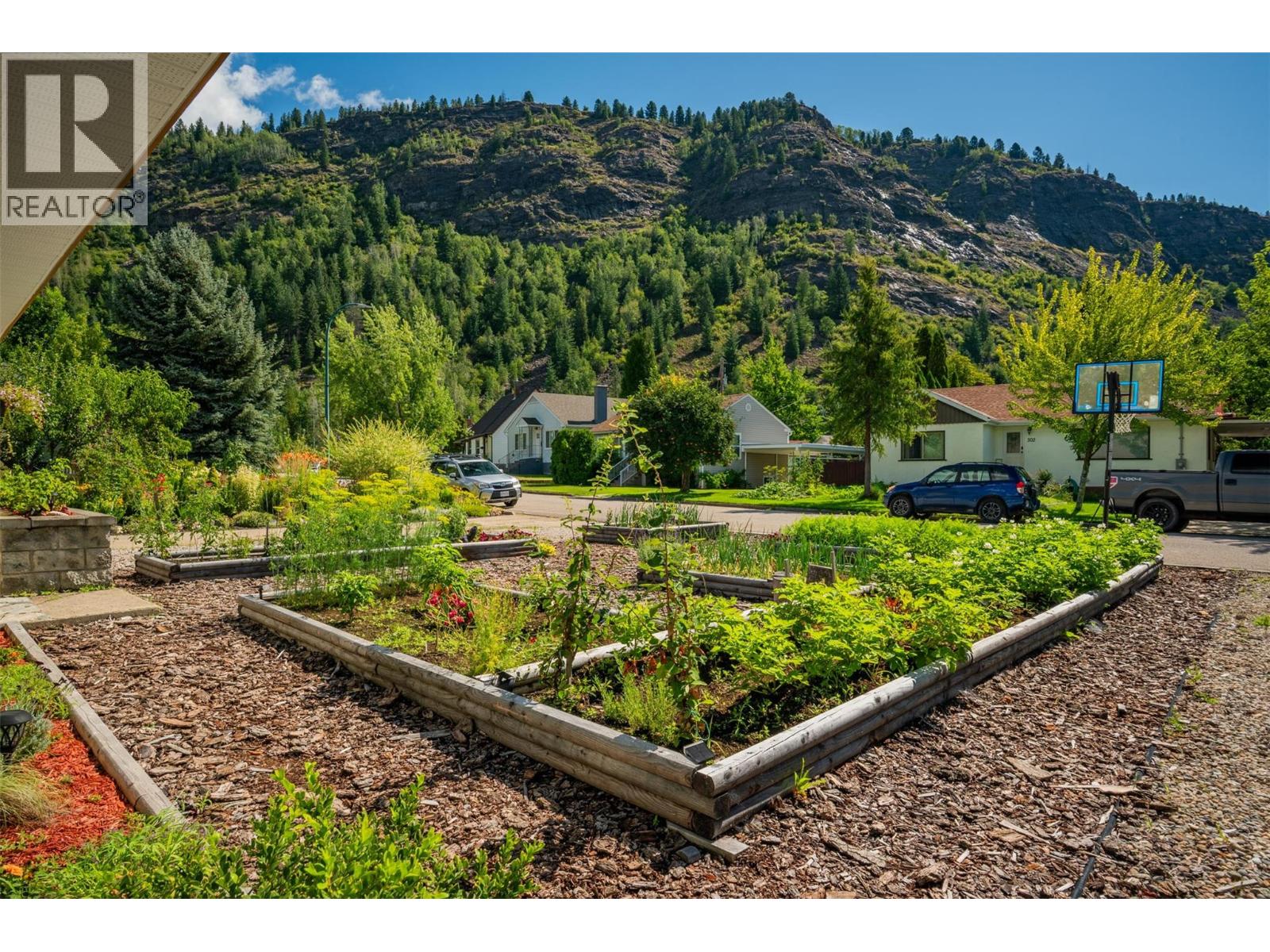 301 SYLVIA Crescent, Trail