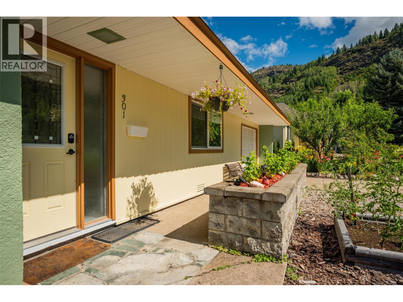 301 SYLVIA Crescent, Trail