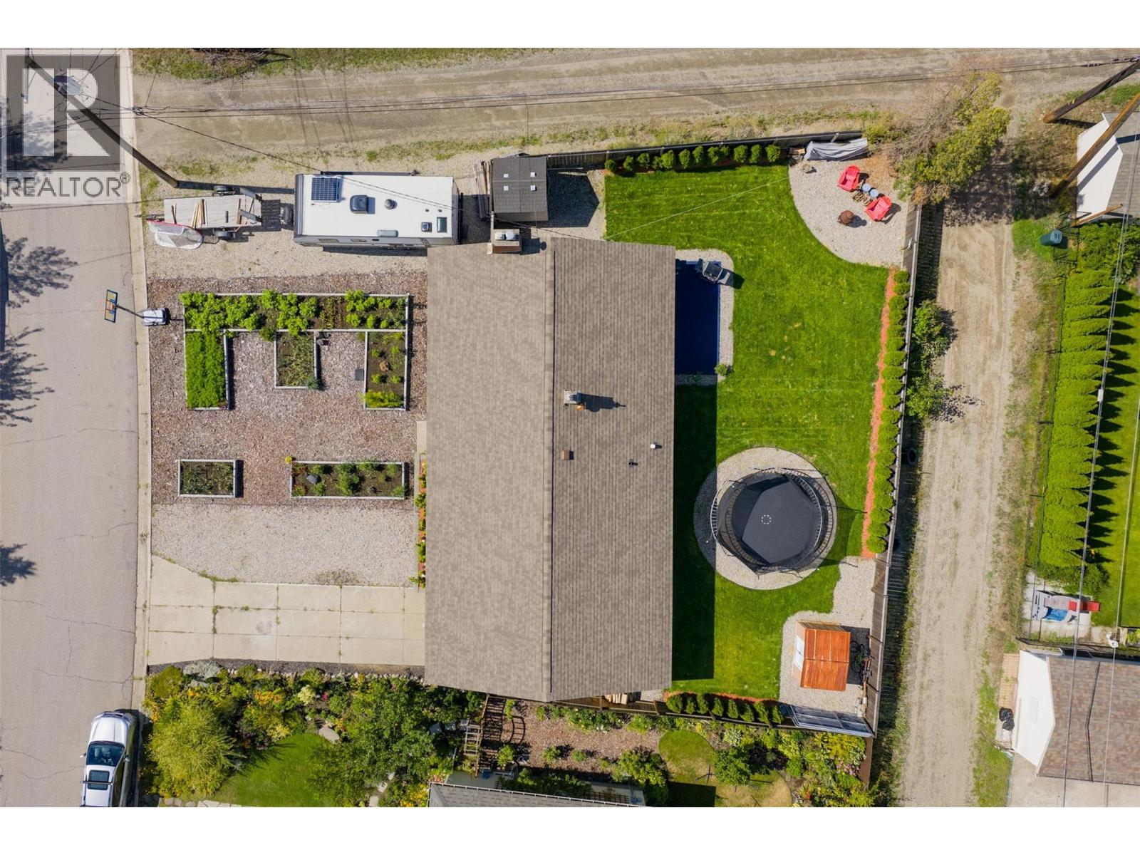 301 SYLVIA Crescent, Trail
