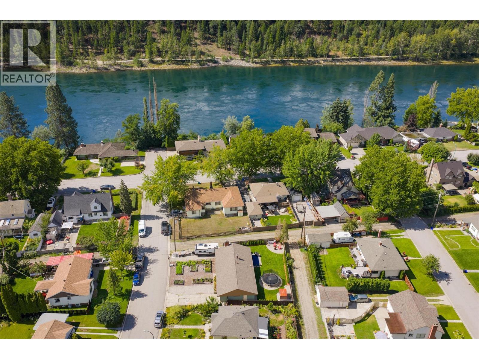 301 SYLVIA Crescent, Trail