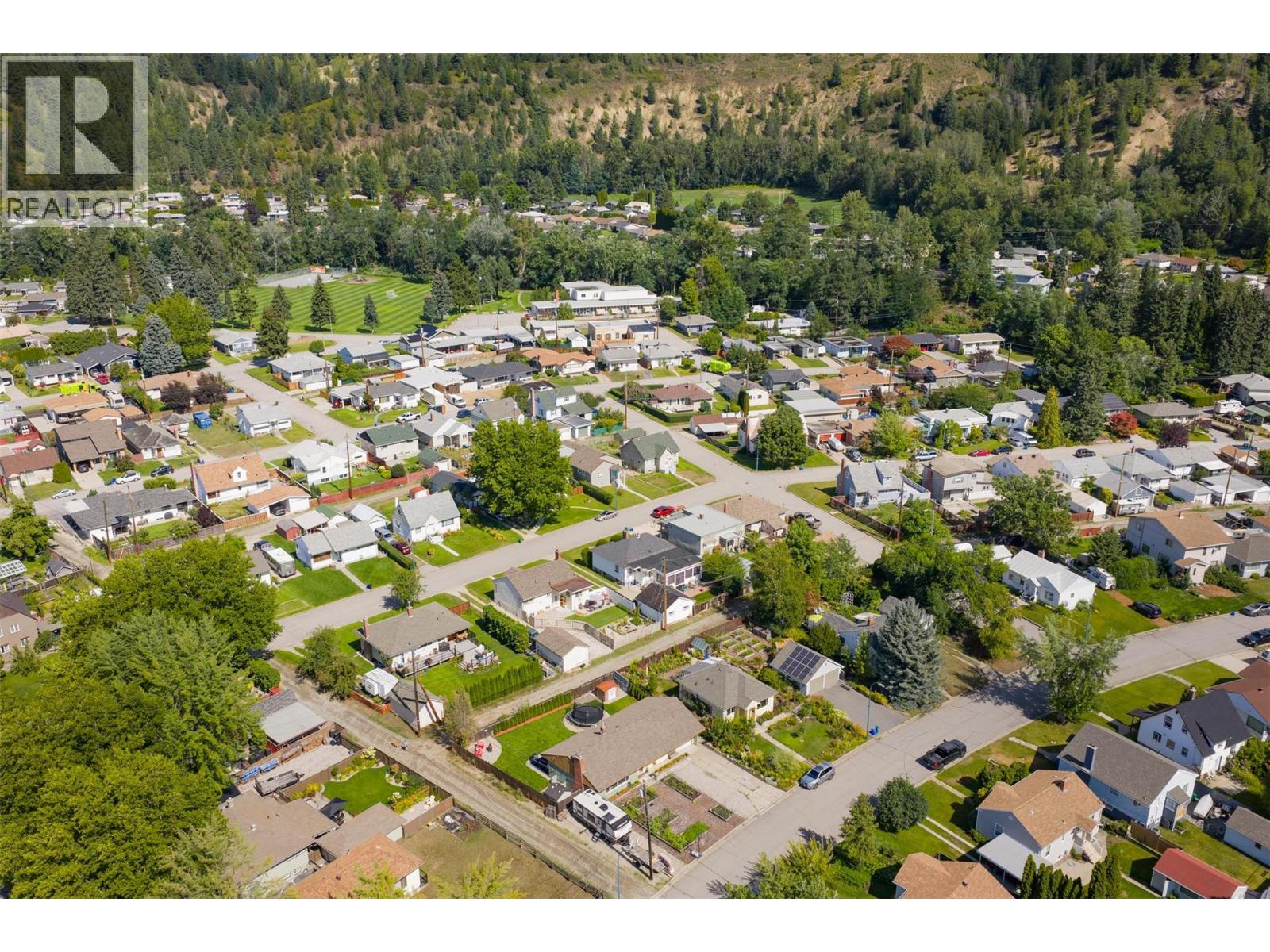 301 SYLVIA Crescent, Trail