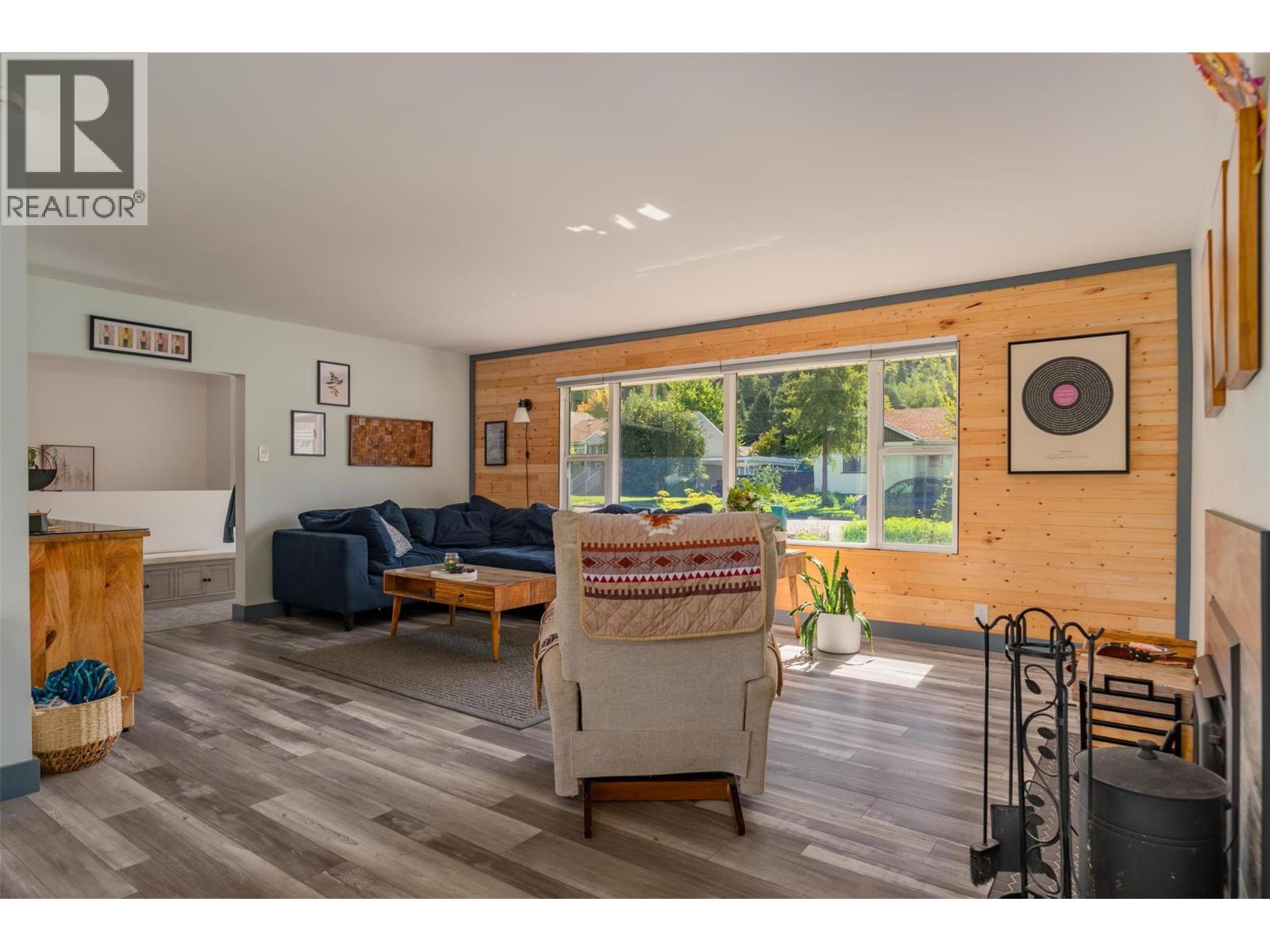 301 SYLVIA Crescent, Trail