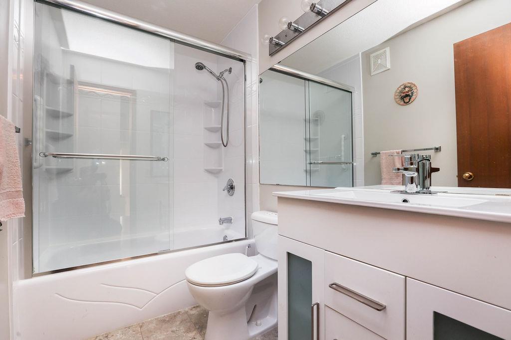 Photo 3 of 23 Malmsbury Avenue, Winnipeg MB