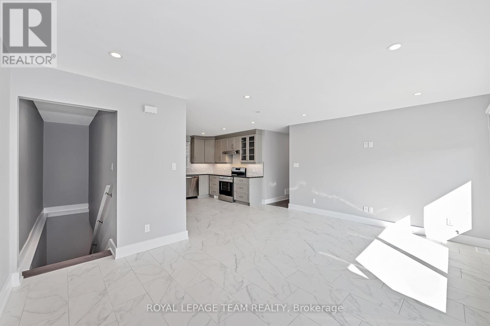 Photo 11 of 12 Largo Crescent, Ottawa ON