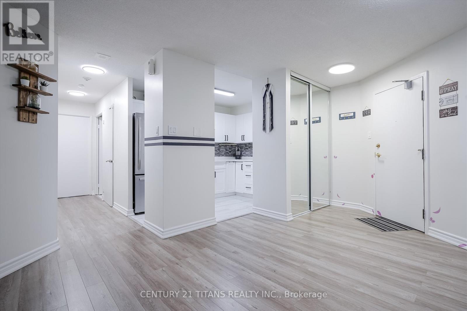 Photo 4 of 419 4185 Shipp Drive, Mississauga ON