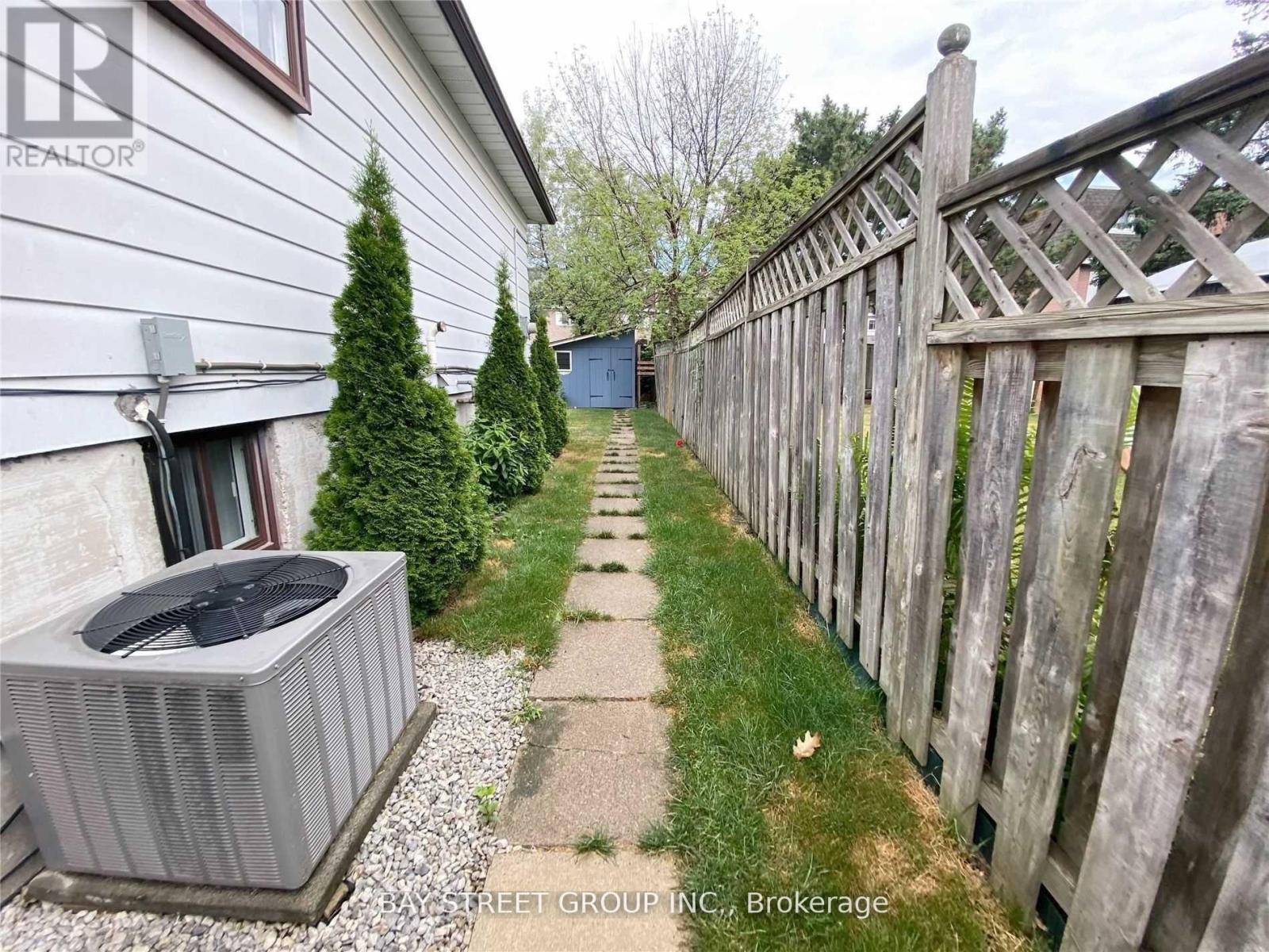 Photo 5 of 841 Consort Crescent, Mississauga ON