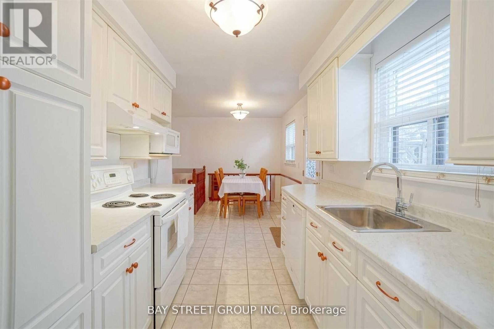 Photo 11 of 841 Consort Crescent, Mississauga ON