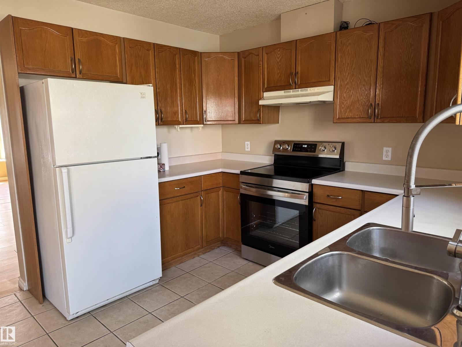 Photo 10 of 8 11718 97 St Nw, Edmonton AB