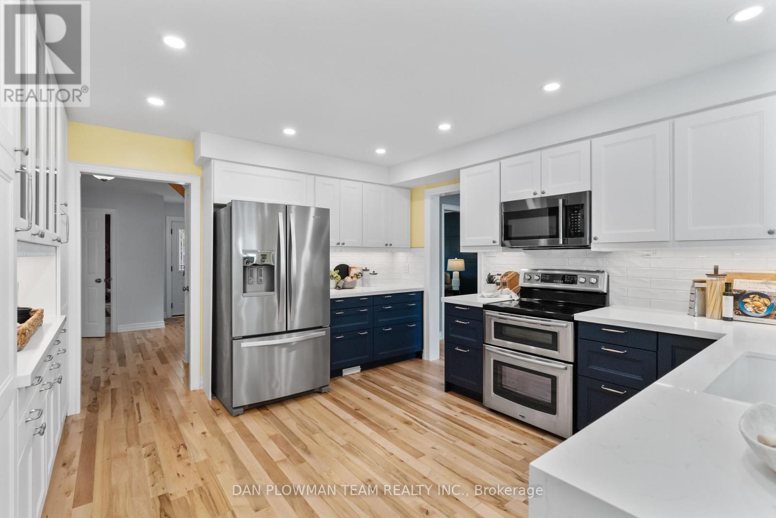 Photo 3 of 18 Headlands Crescent, Whitby ON