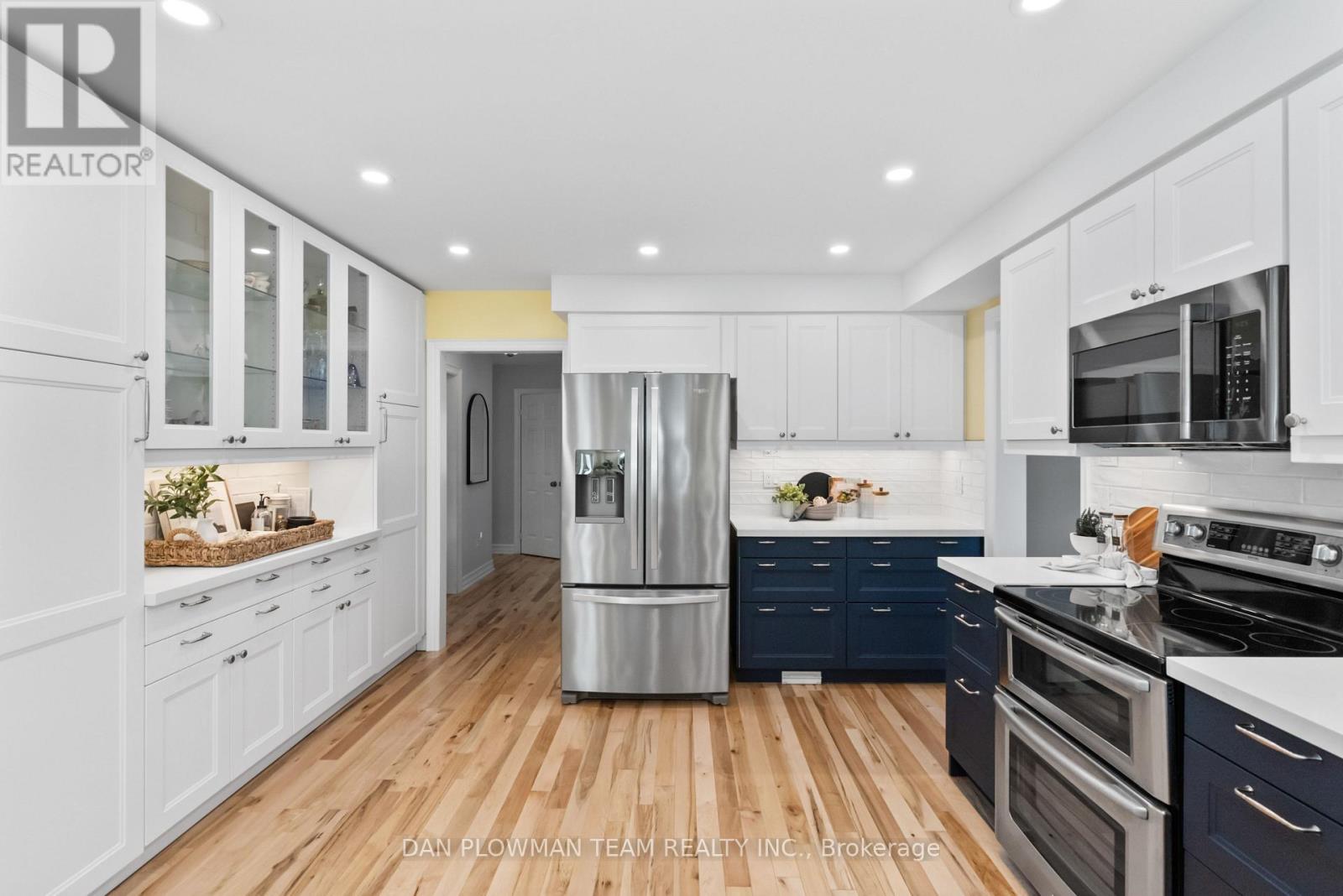 Photo 16 of 18 Headlands Crescent, Whitby ON