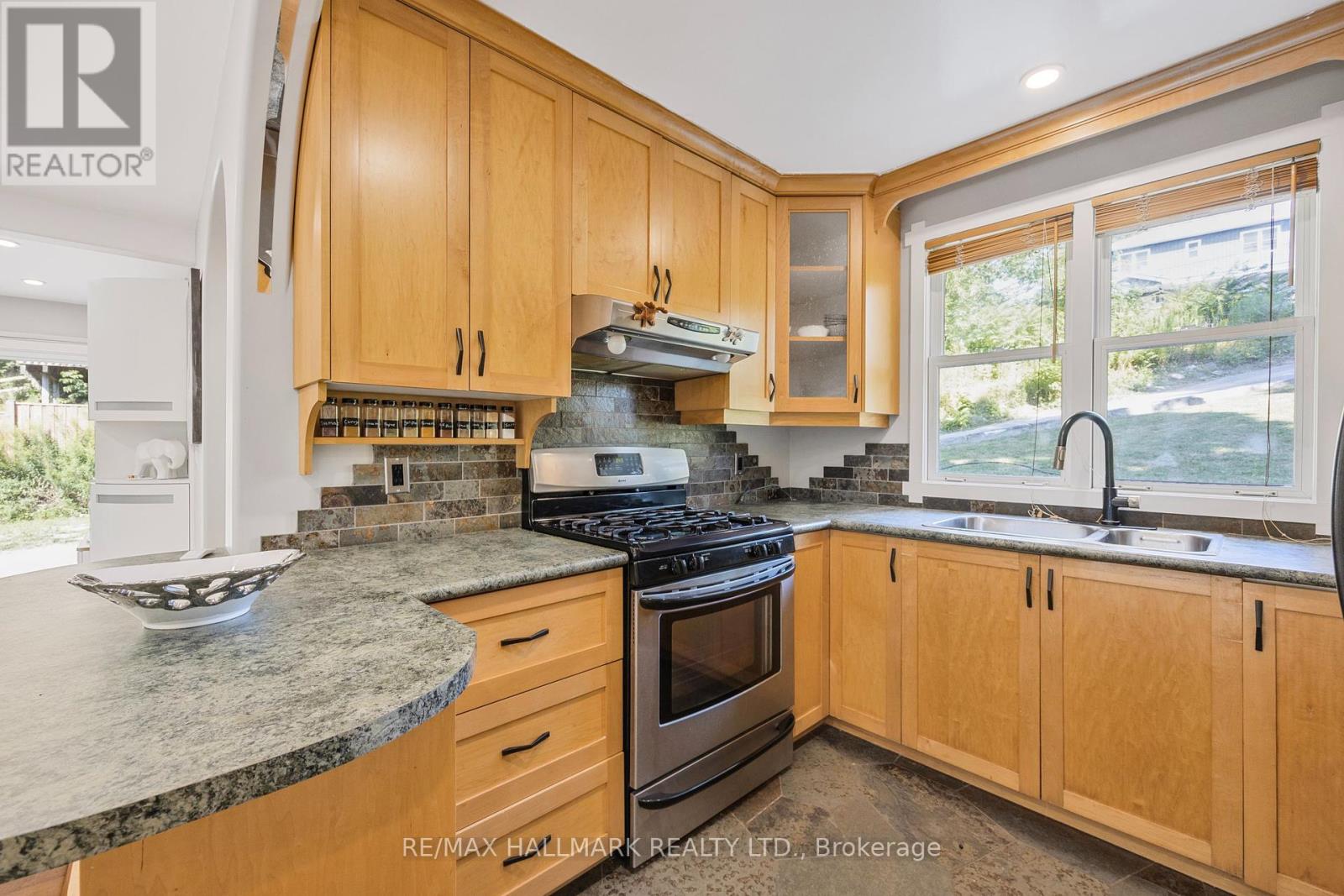 Photo 23 of 31 Mitchell Avenue, Whitchurchstouffville ON