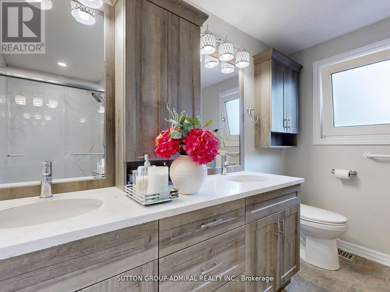 Photo 3 of 308 Petheram Place, Newmarket ON