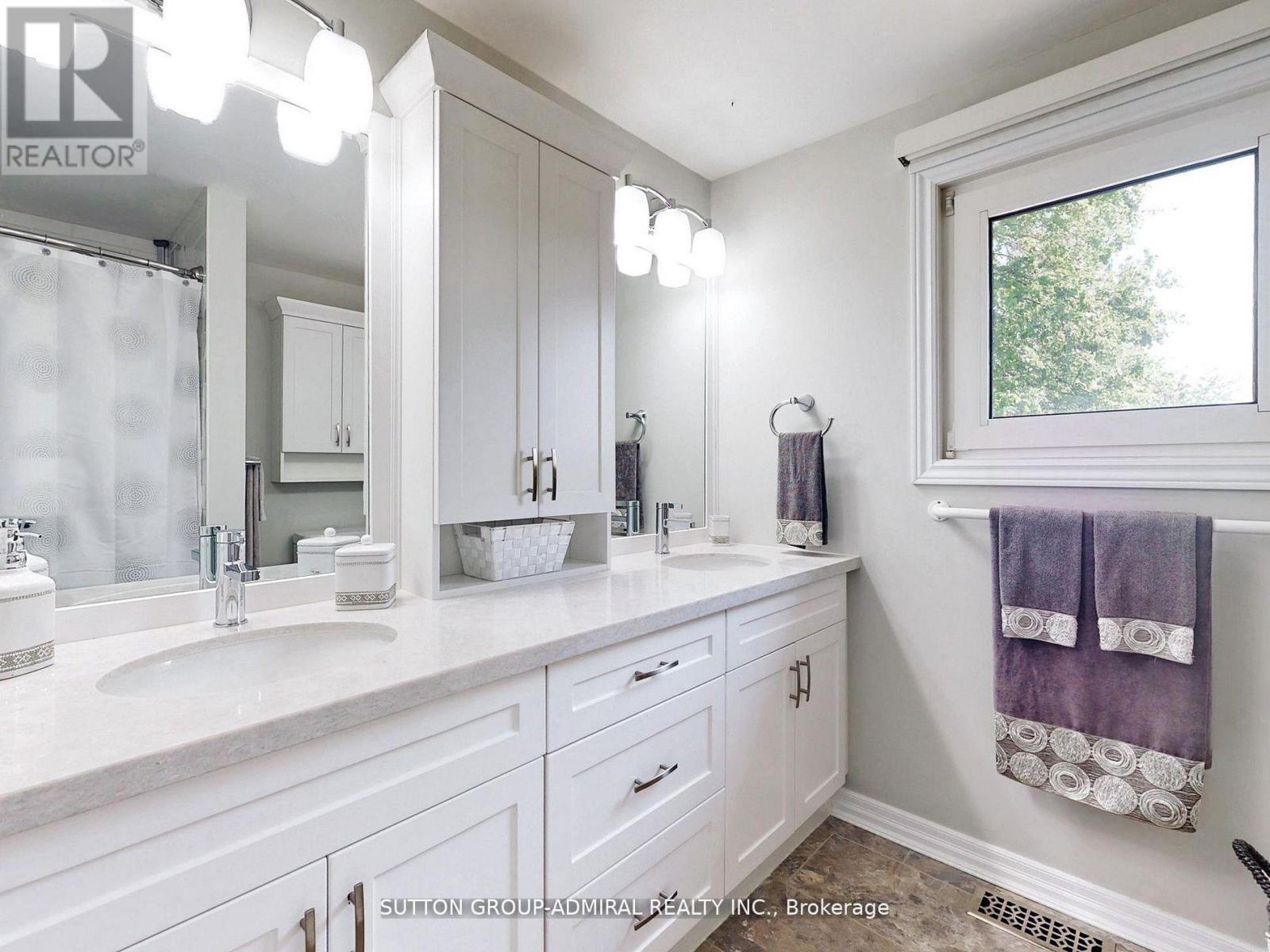 Photo 17 of 308 Petheram Place, Newmarket ON