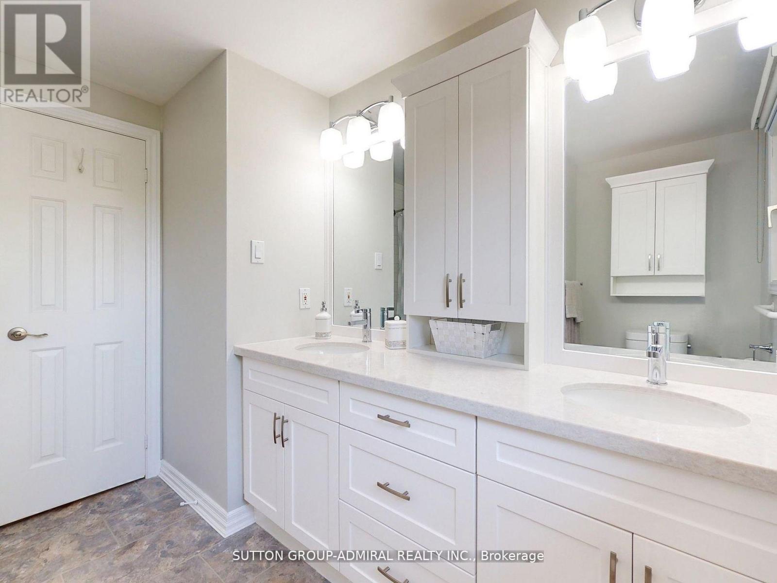Photo 11 of 308 Petheram Place, Newmarket ON