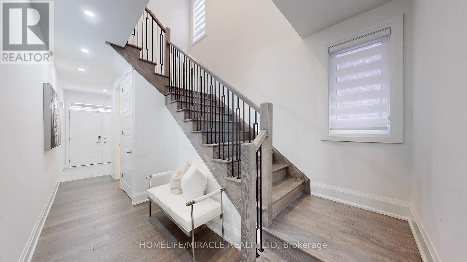 Photo 5 of 2849 Foxden Square, Pickering ON