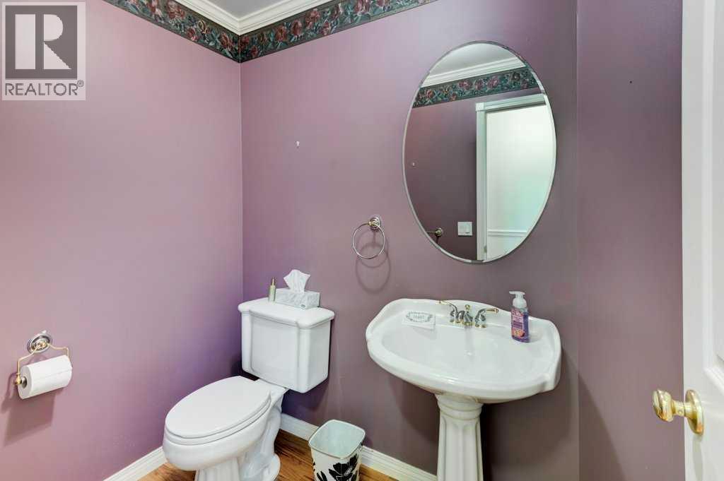 Single Family House Multi-level for Sale in    Avenue SW Windsor Park Calgary 