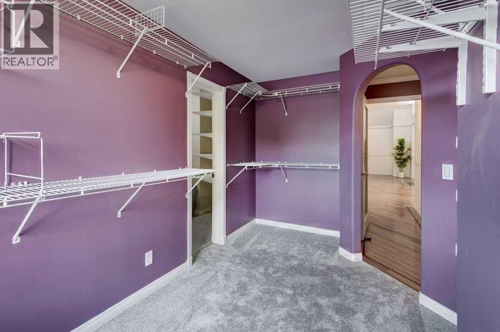 Single Family House Multi-level for Sale in    Avenue SW Windsor Park Calgary 