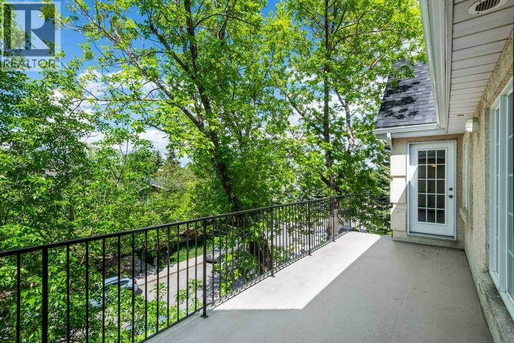 Single Family House Multi-level for Sale in    Avenue SW Windsor Park Calgary 