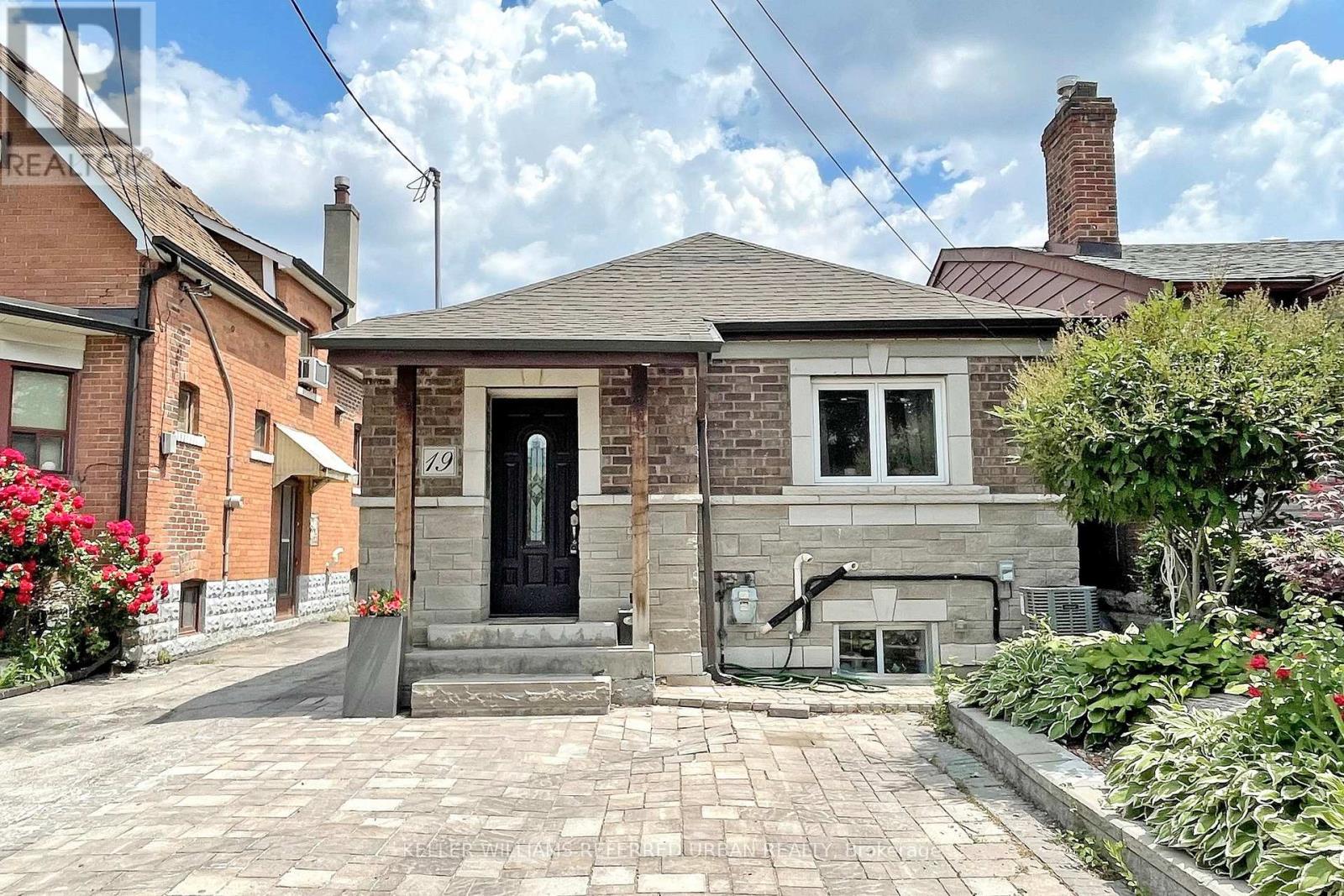 Photo 15 of 19 Bicknell Avenue, Toronto ON