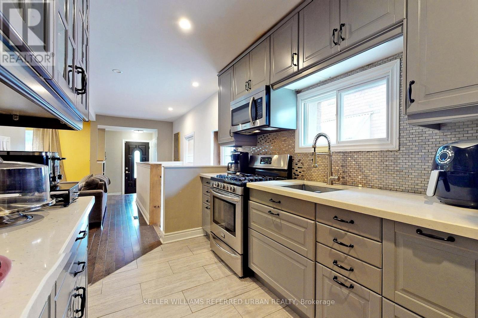 Photo 4 of 19 Bicknell Avenue, Toronto ON