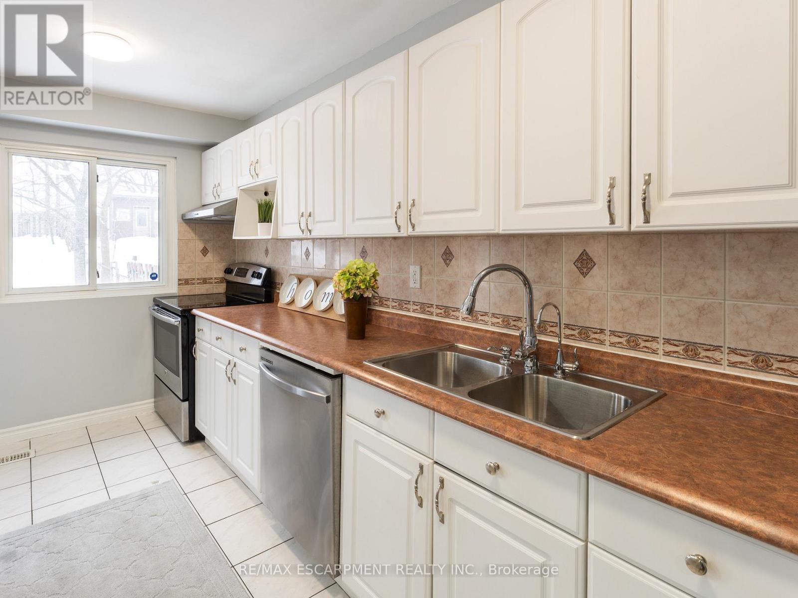 Photo 10 of 68 Gledhill Crescent, Hamilton ON