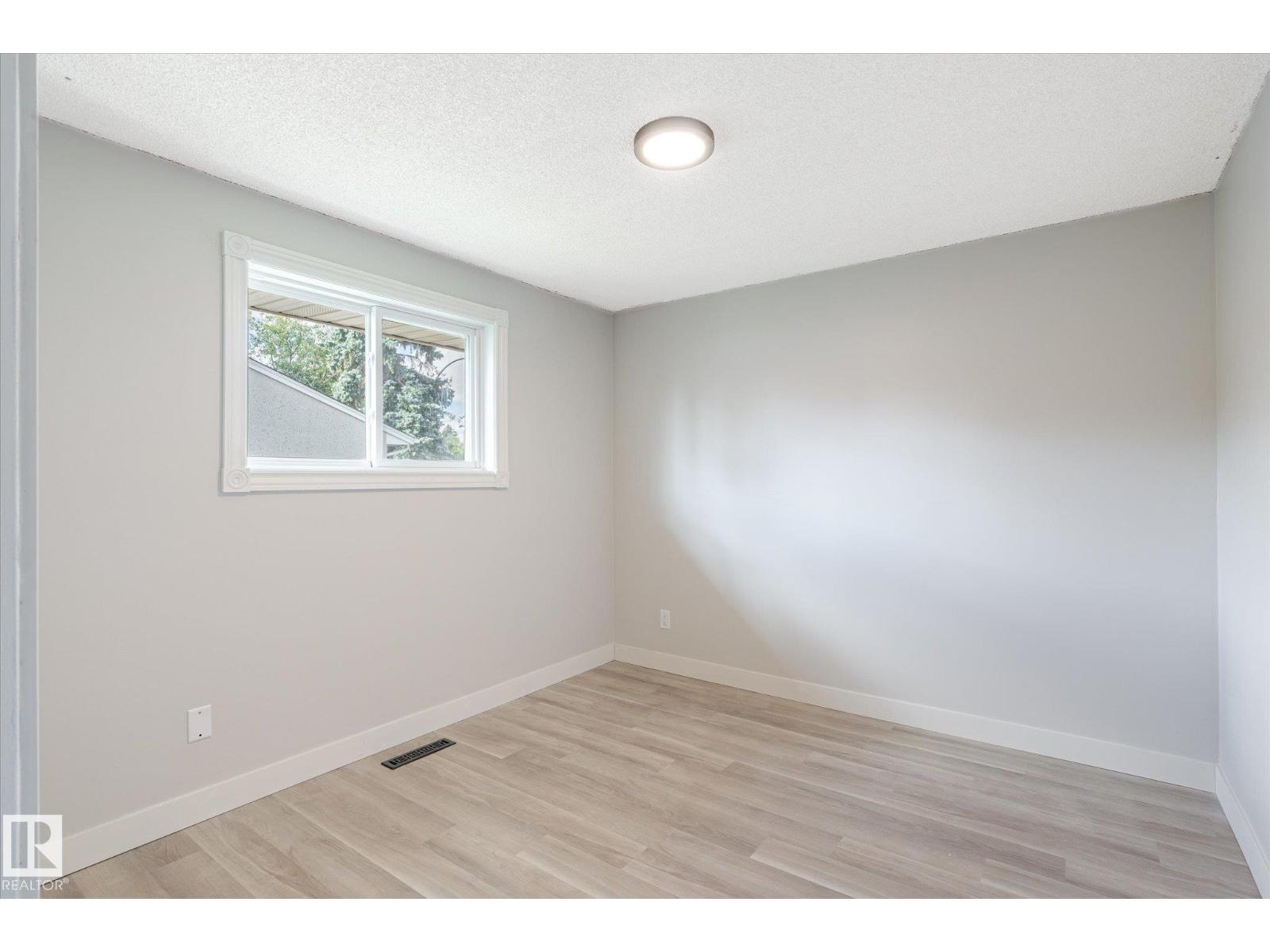 Photo 8 of 13543 139 St Nw, Edmonton AB