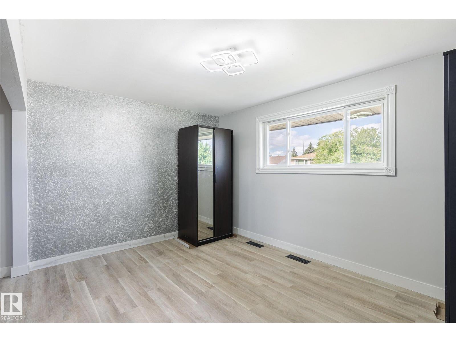 Photo 3 of 13543 139 St Nw, Edmonton AB
