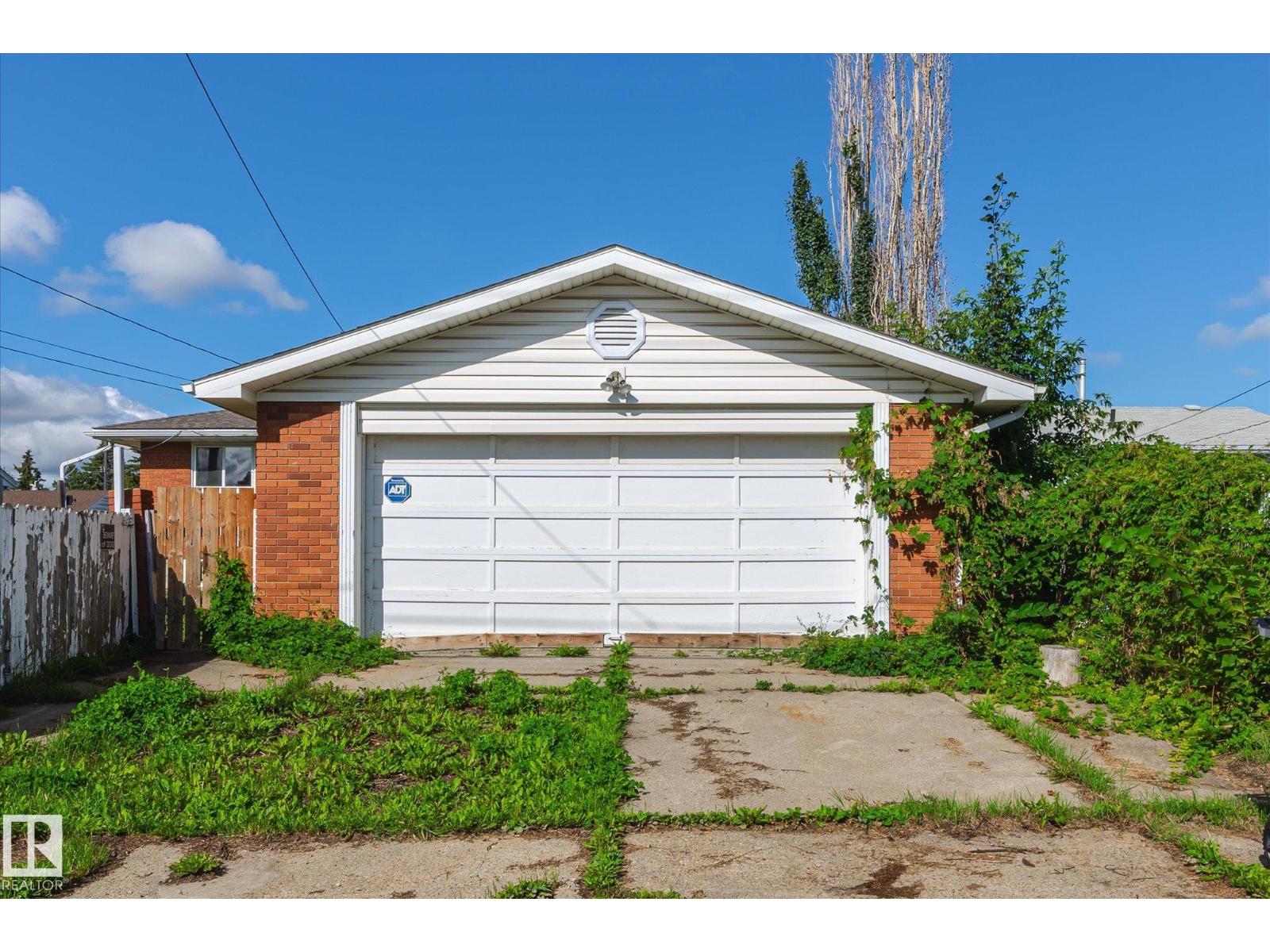 Photo 32 of 13543 139 St Nw, Edmonton AB