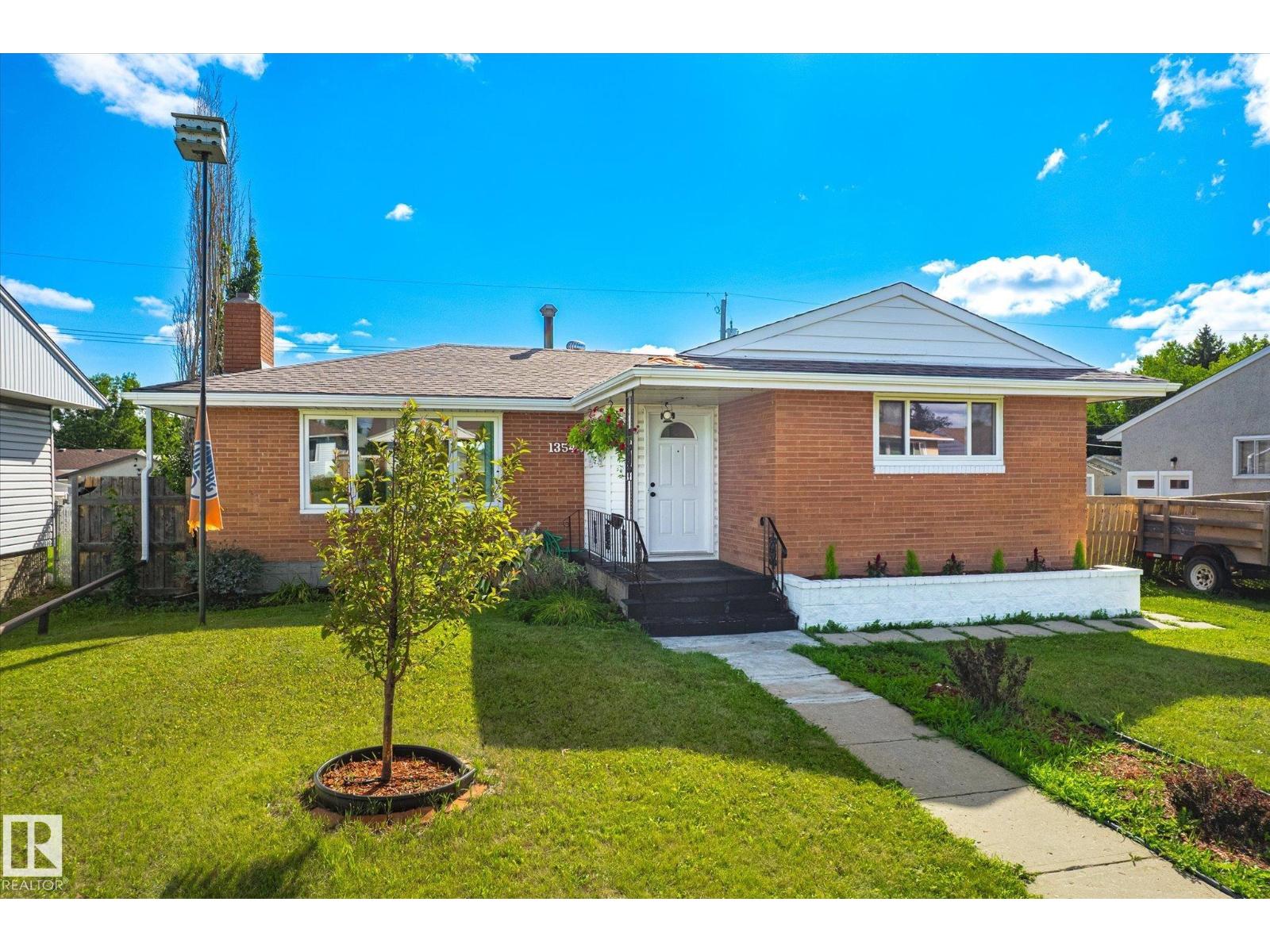 Photo 2 of 13543 139 St Nw, Edmonton AB