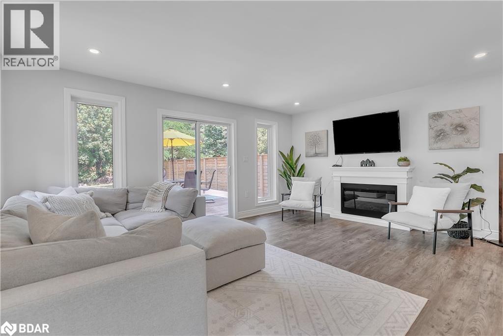 Photo 17 of 125 Dundonald Street, Barrie ON