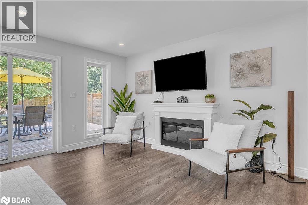 Photo 19 of 125 Dundonald Street, Barrie ON