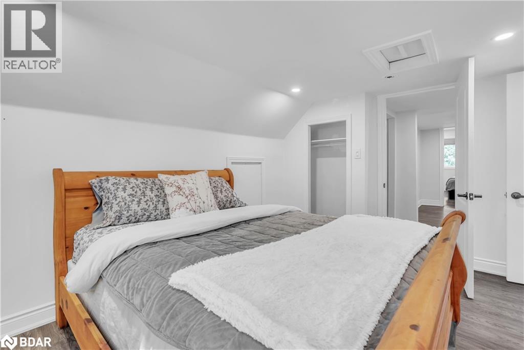 Photo 31 of 125 Dundonald Street, Barrie ON
