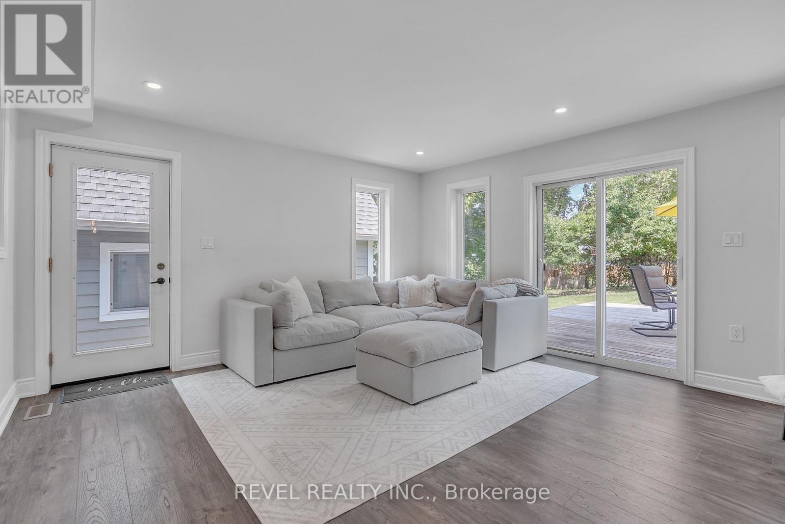 Photo 17 of 125 Dundonald Street, Barrie ON