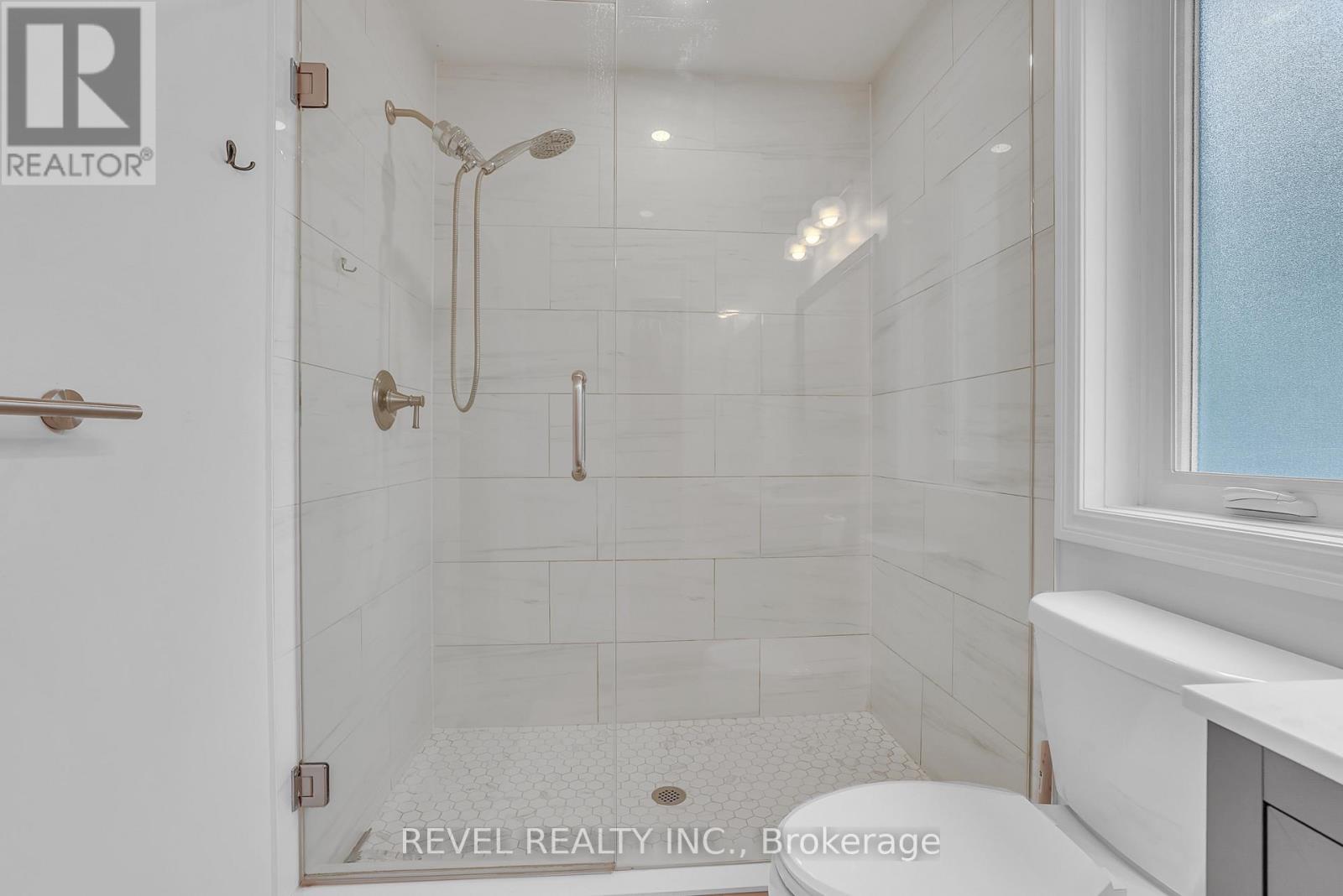 Photo 26 of 125 Dundonald Street, Barrie ON
