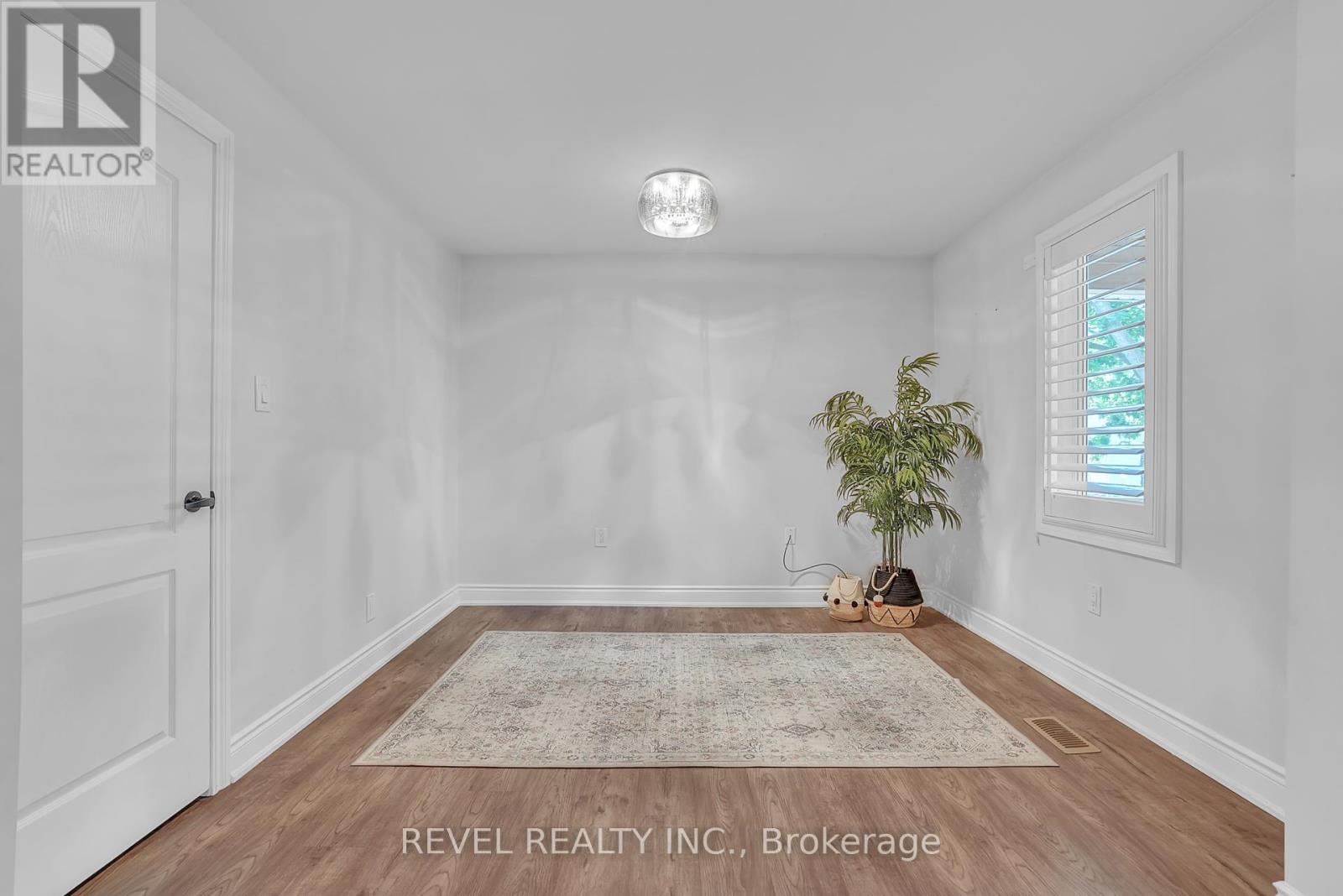 Photo 10 of 125 Dundonald Street, Barrie ON