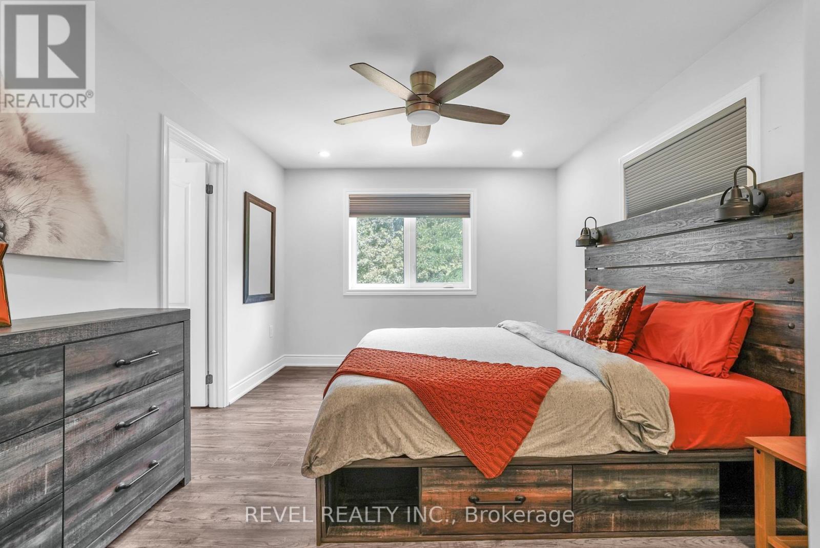 Photo 23 of 125 Dundonald Street, Barrie ON
