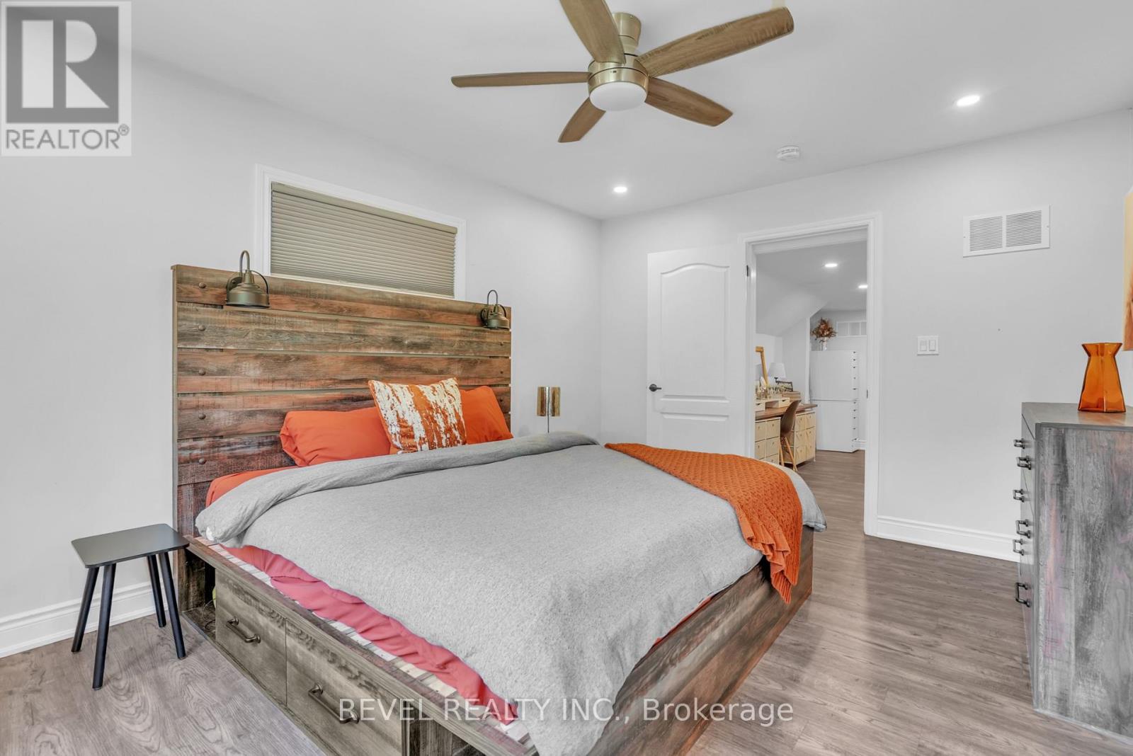 Photo 24 of 125 Dundonald Street, Barrie ON